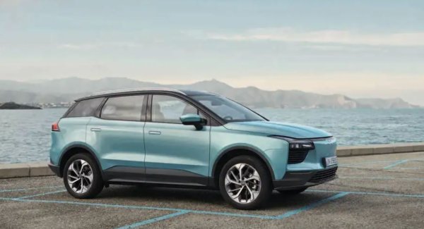 Друга марка, за която може би не сте чували. Но Aiways постигна големи успехи от основаването си през 2017 г.
Компанията се гордее с подхода си при производството на автомобили и, трябва да признаем, той е освежаващо прост. 

Например, U5 не идва с вградена сателитна навигация. Вместо това предлага дублиране на телефона, защото, разбира се, вашият смартфон има най-добрия вграден софтуер.

Шофирането е релаксиращо, макар и малко незабележимо. Неговото меко ресорно окачване се справя добре с несъвършенствата по пътя, но неговите 201 к.с. няма да изкарат феновете на Tesla от техния Model Y.
